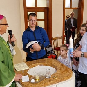 Biskup Gorski krstio peto dijete obitelji Ćorluka u Sesvetama